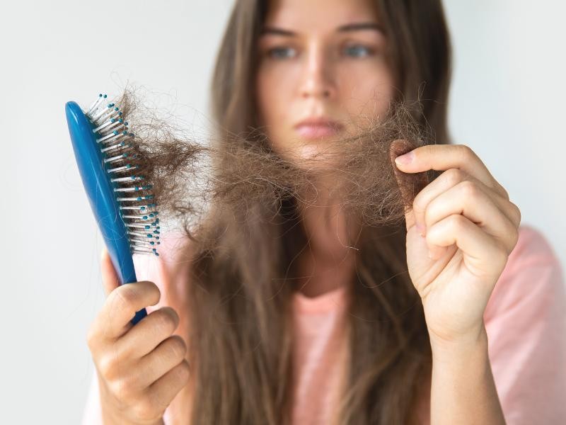 Queda de Cabelo em Mulheres Jovens: Quando se Preocupar e Quais Tratamentos Procurar?