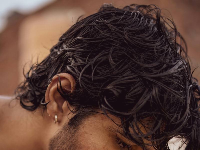 Dormir com o cabelo molhado causa queda? Verdade ou mito?