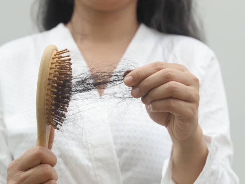 Queda de cabelo em mulheres: causas mais comuns e quando considerar o transplante capilar feminino